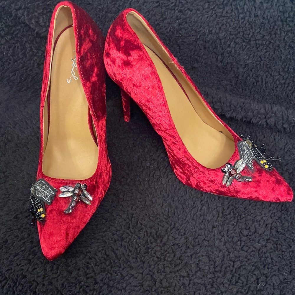 QUPID red dragonfly velvet pumps SIZE 7.5 New